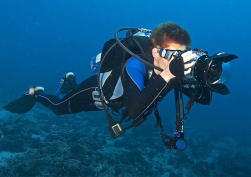 Lặn khảo sát quay camera dưới nước